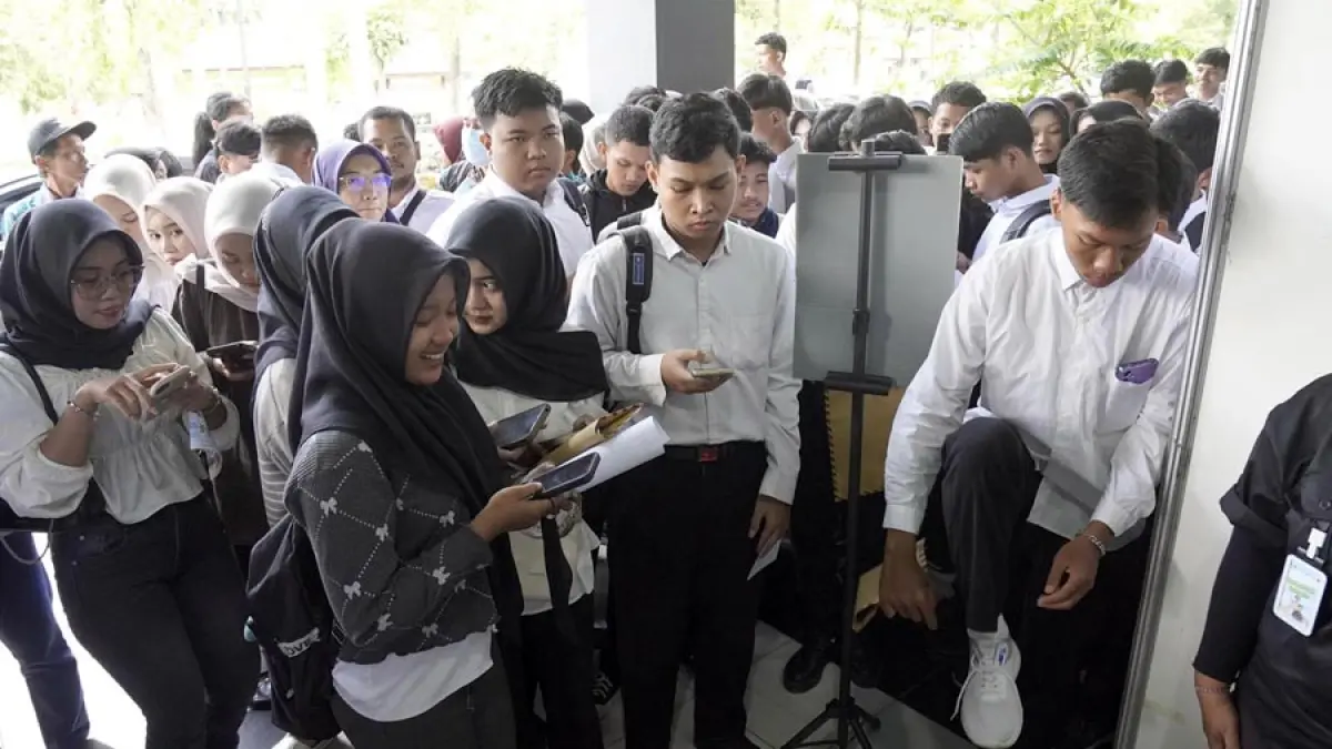 ANTUSIAS: Para pencari kerja di Blora saat mendaftar di Job Fair yang diselenggarakan di GOR Mustika. (EKO SANTOSO/RADAR KUDUS) 