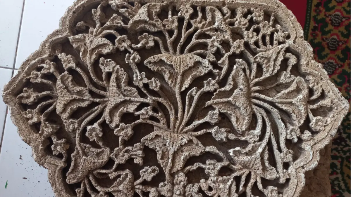 BERSEJARAH: Motif sulur di balik motif kera pada ornamen di Masjid Mantingan. (FIKRI THOHARUDIN/RADAR KUDUS) 