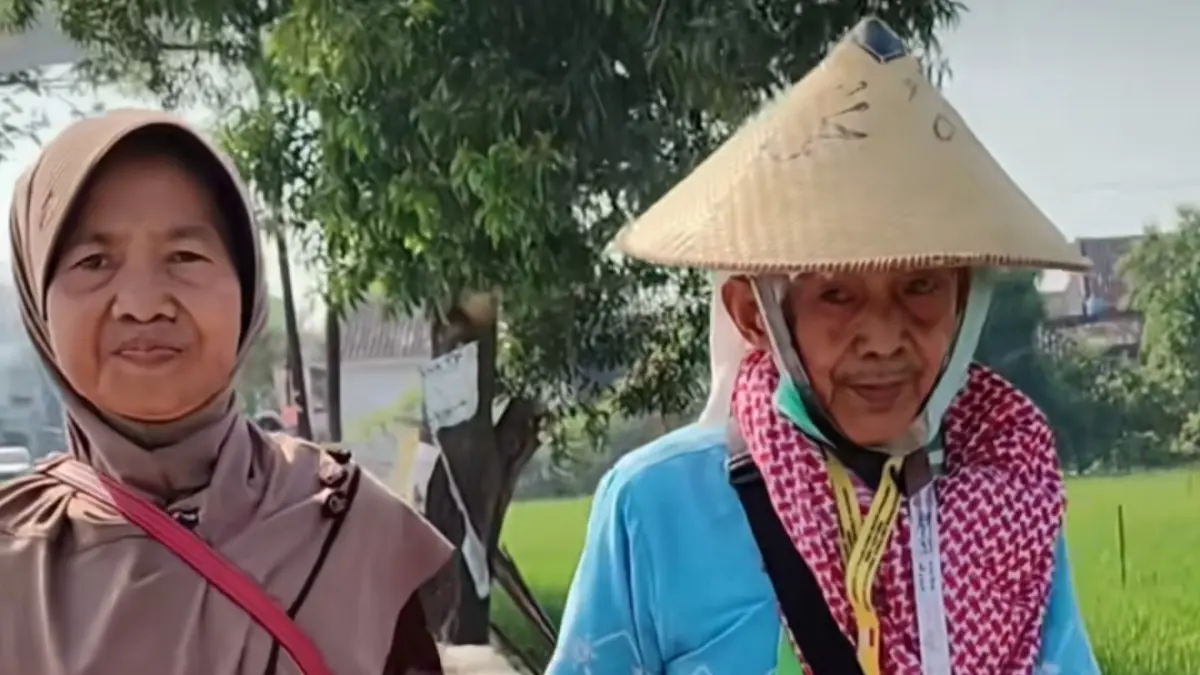 Jemaah Haji jalan kaki dari Boyolali ke Semarang (Foto: Tangkapan Layar TikTok @infokabarsalatiga_) 