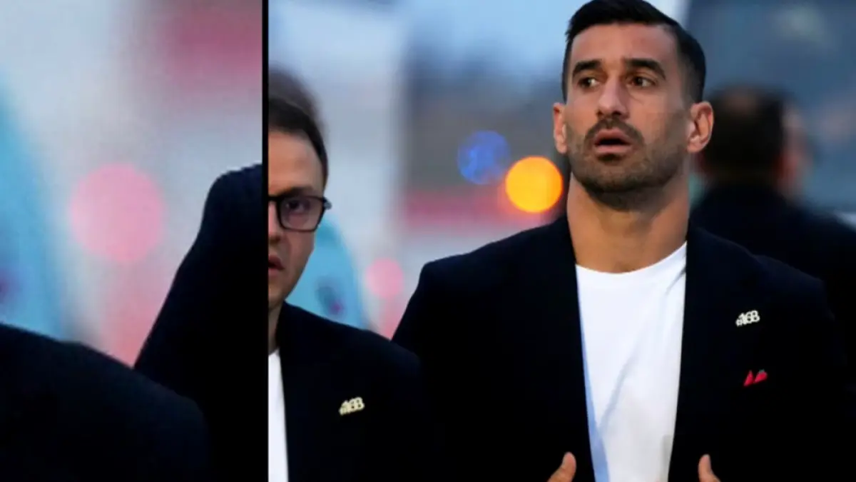 Pemain timnas Iran memakai pin bertuliskan angka 168.