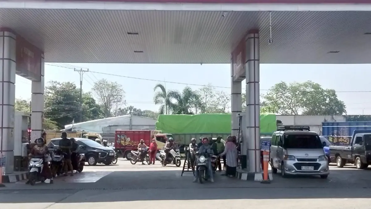 RAMAI: Kendaraan antre di SPBU Gajahmati pada Kamis (11/6) siang. (ANDRE FAIDHIL/RADAR KUDUS)