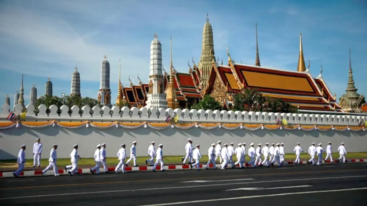 Sejumlah tentara berjalan menuju Istana Kerajaan saat acara penobatan Raja Maha Vajiralongkorn di Bangkok, Thailand, Sabtu (4/5/ 2019). ANTARA FOTO/REUTERS/Navesh Chitrakar/wsj.