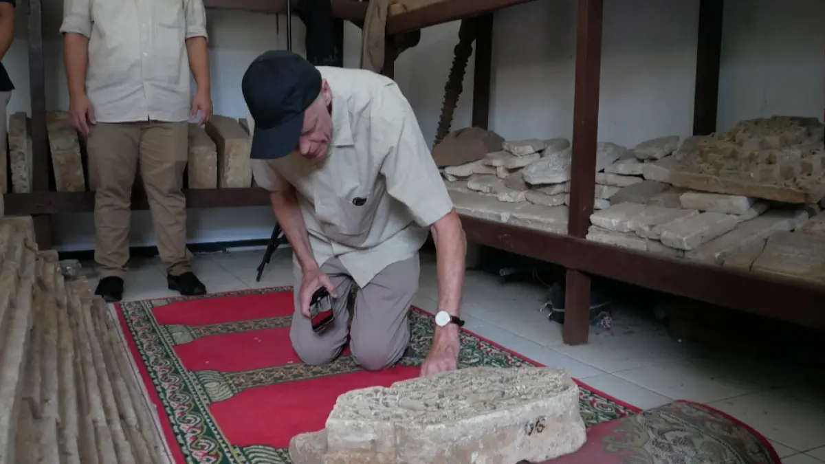 TERTARIK: Sejarawan peneliti Pangeran Diponegoro Peter Carey tengah mencatat detail ornamen di tempat penyimpanan Masjid Mantingan pada Rabu (10/6). (FIKRI THOHARUDIN/RADAR KUDUS)