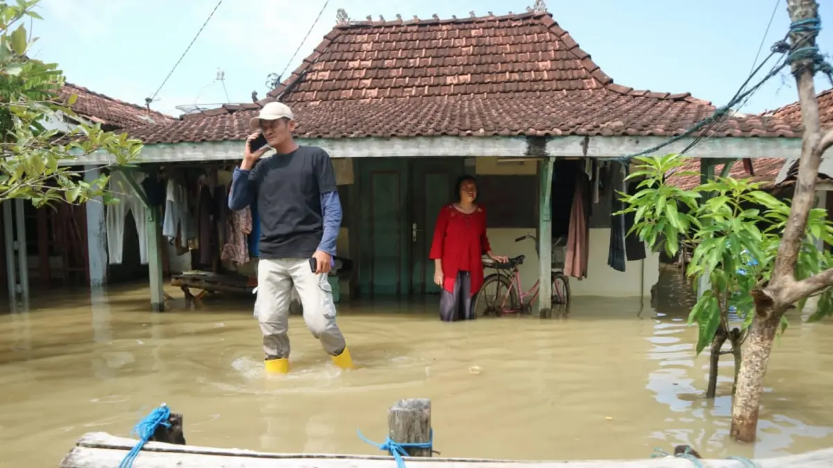 BANJIR: Warga beraktifitas di tengah banjir rob di Desa Tanggusari, Tayu belum lama ini. (ANDRE FAIDHIL FALAH)