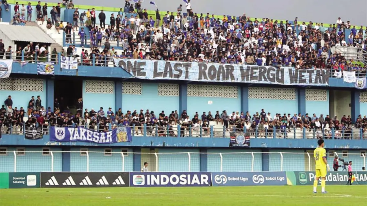 BATAL DIBONGKAR: Kondisi Stadion Wergu Wetan saat menggelar pertandingan Liga 2 pada musim lalu. Stadion ini batal dibongkar oleh pemenang lelang, karena tak melunasi uang pembelian. (GALIH ERLAMBANG W/RADAR KUDUS)