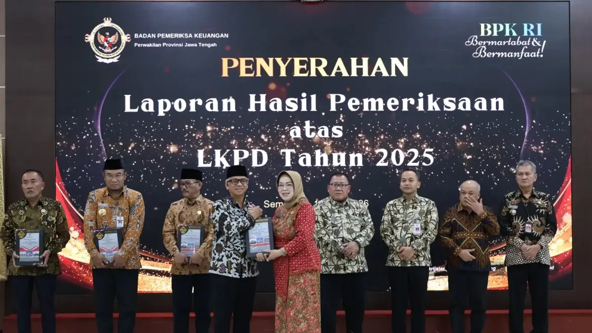 Bupati Sukoharjo menerima Piagam predikat opini Wajar Tanpa Pengecualian (WTP) dari BPK Perwakilan Jawa Tengah (Solopos.com)