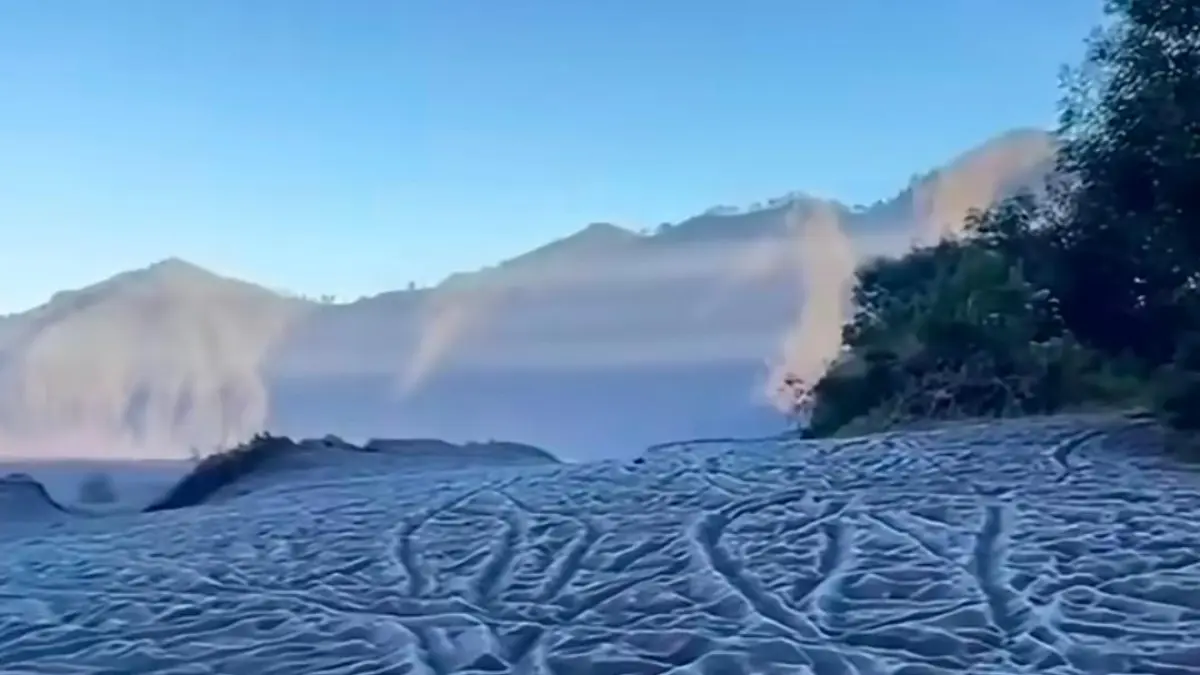 Butiran es menutupi wilayah Bromo (instagram @seputar_pasuruan)