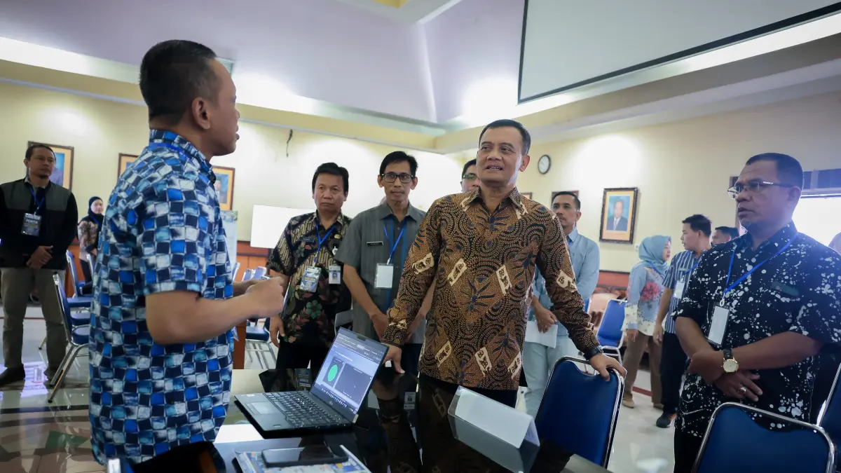 CEK LANGSUNG: Gubernur Jawa Tengah Ahmad Luthfi memantau langsung pelaksanaan Sistem Penerimaan Murid Baru (SPMB) tingkat SMA/SMK Negeri tahun ajaran 2026/2027 di wilayahnya.