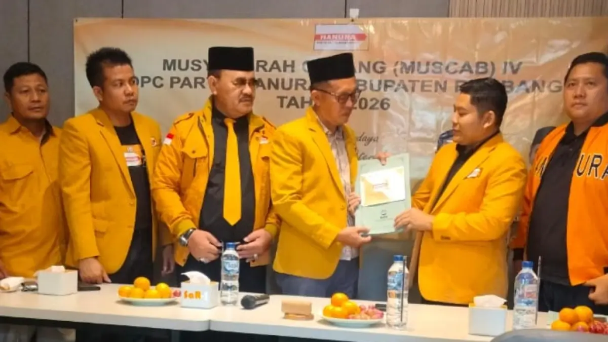 DPC HANURA REMBANG UNTUK RADAR KUDUS
KEMBALI DAPAT AMANAH:DPP Hanura menyerahkan surat keputusan kepada Nur Hasan sebagai Ketua Ketua DPC Hanura Rembang pada Muscab di Cafe Sarji, Desa Gandrirojo, Sedan, Sabtu (13/6).
