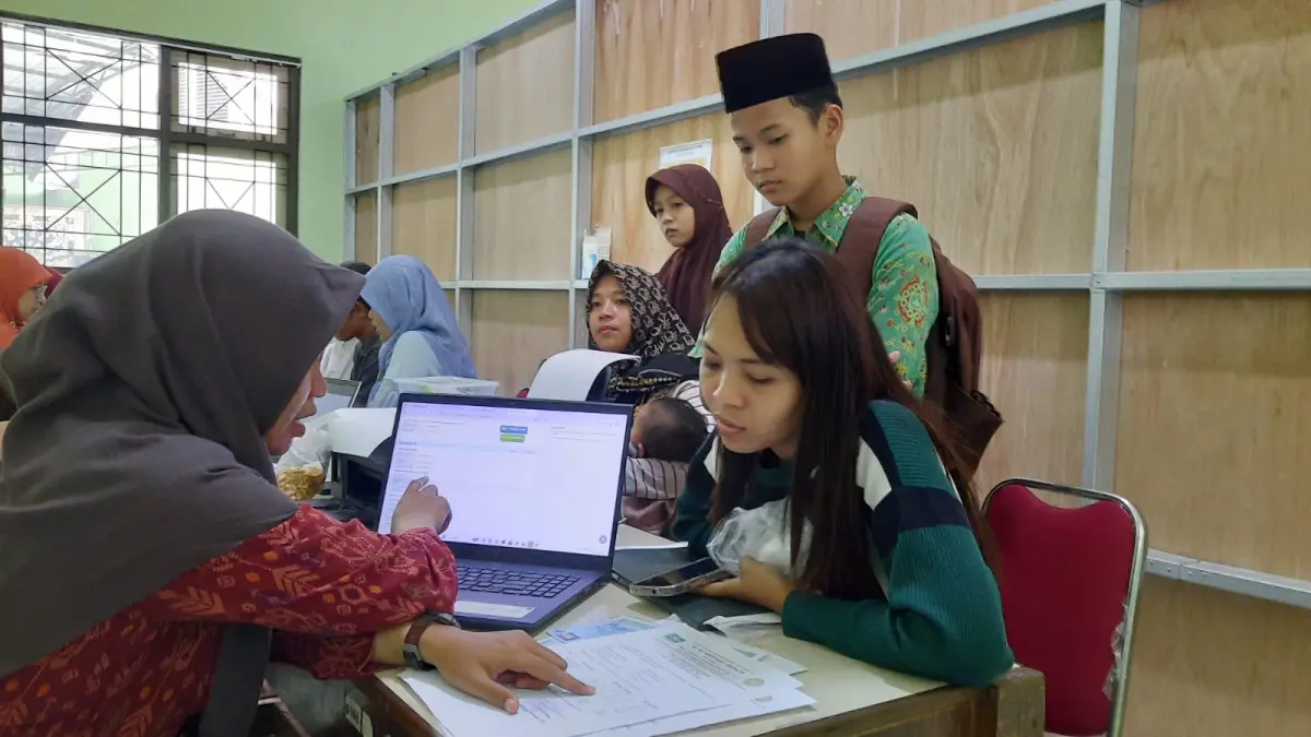 PENDAFTARAN: Panitia SPMB saat pelayani pendaftaran siswa baru tingkat SMP tahun lalu. (INDAH SUSANTI/RADAR KUDUS)