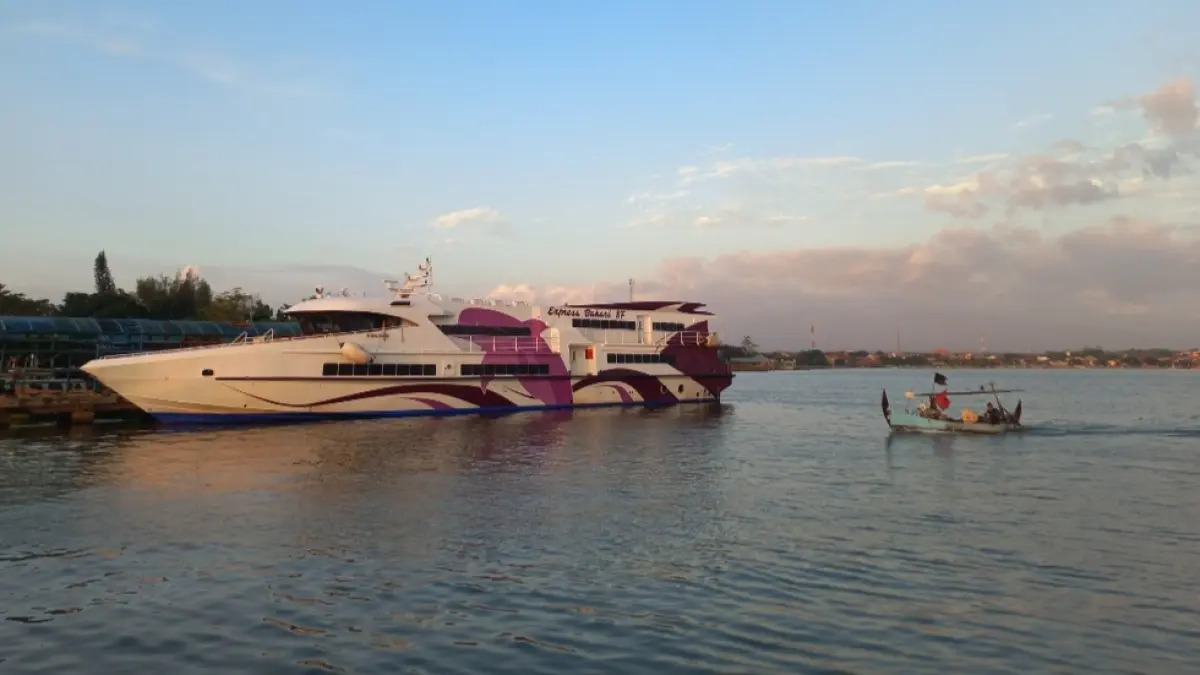 SANDAR: Kapal Express Bahari 8F tengah bersandar di Pelabuhan Penyebarangan Jepara-Karimunjawa. (FIKRI THOHARUDIN/RADAR KUDUS)