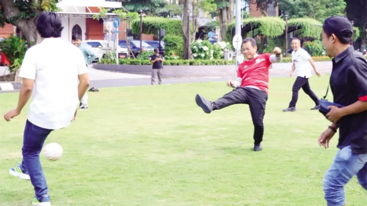 SERU: Bupati Kudus Sam’ani Intakoris menendang bola dalam permainan mini soccer di halaman Pendapa Kabupaten Kudus, kemarin. (DINAS KOMINFO KUDUS UNTUK RADAR KUDUS)