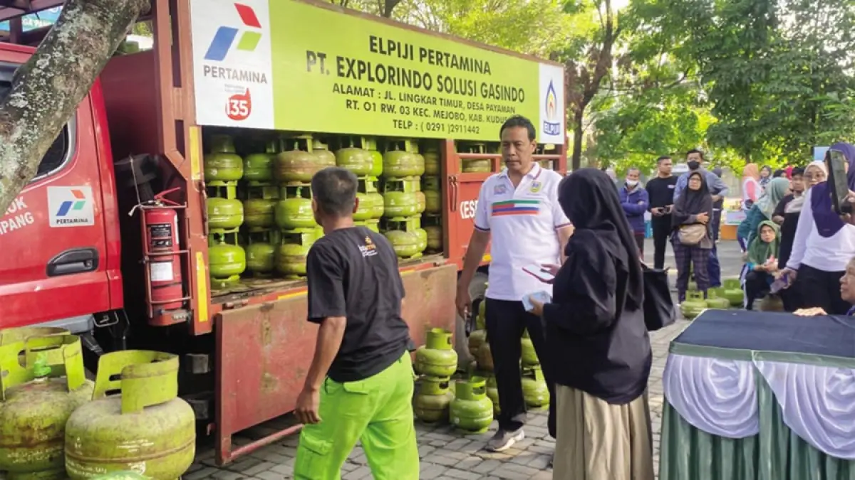 wekend.inddDISERBU: Warga antre gas elpiji tiga kilogram saat GPM di Kantor Dispertan Kudus. (GALIH ERLAMBANG W/ RADAR KUDUS)