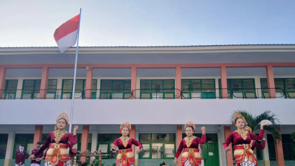 ANTUSIAS: Para siswi SRMA 18 Blora saat ekstrakurikuler tari. (EKO SANTOSO/RADAR KUDUS)