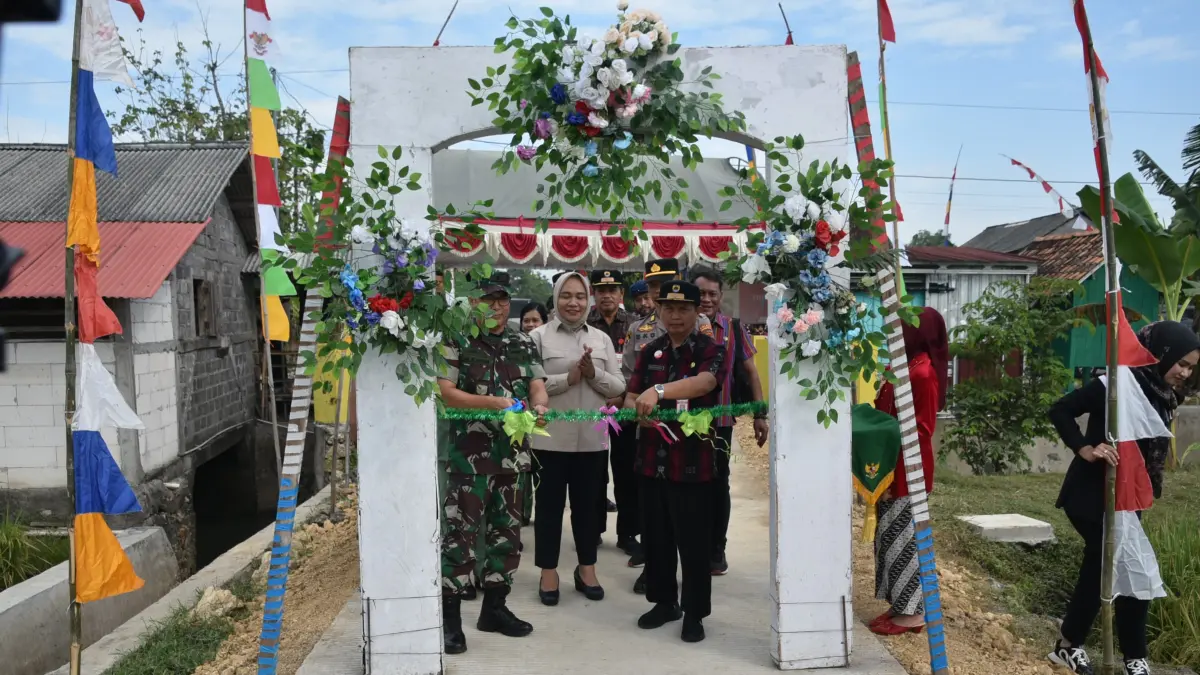 DITUTUP: Kasdim 0717/Grobogan saat menutup KBM TNI di Desa Guyangan Kecamatan Godong.