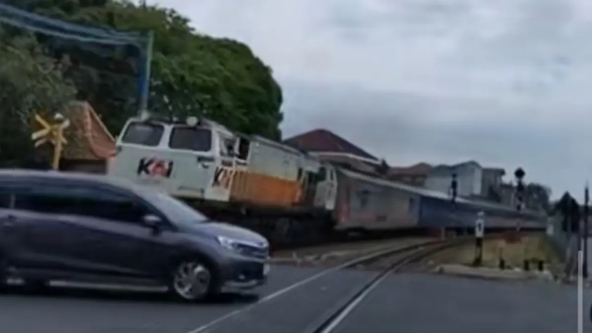 Mobil terobos palang kereta Api di Jalan Silayur Semarang (Foto: Tangkapan layar Tiktok @railfanssindo) 