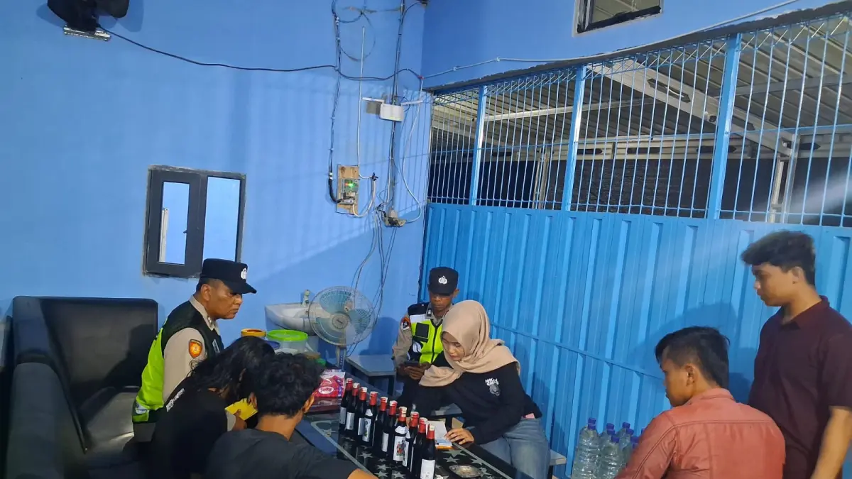 OPERASI PEKAT – Anggota Polsek Gubug lakukan operasi pekat di wilayah Kecamatan Gubug dengan mendapatkan ratusan botol miras. 