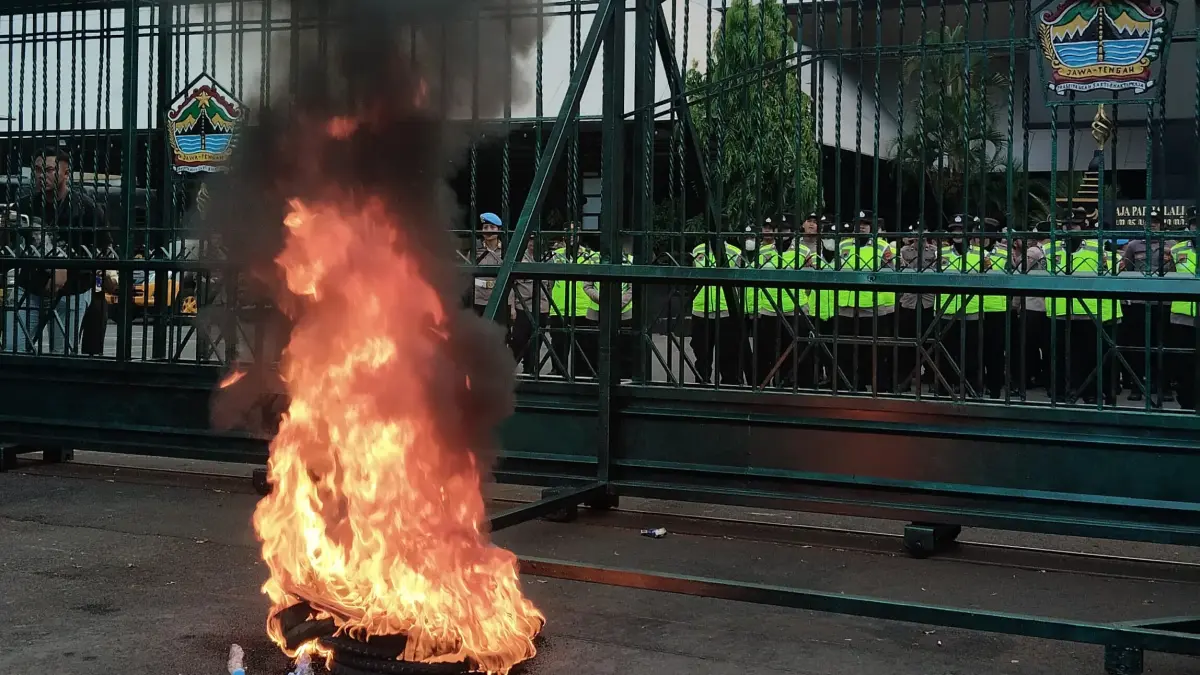 Mahasiswa bakar ban di depan kantor Gubernur Jateng (Foto: Anita Fitriani/Jawa Pos Radar Kudus) 