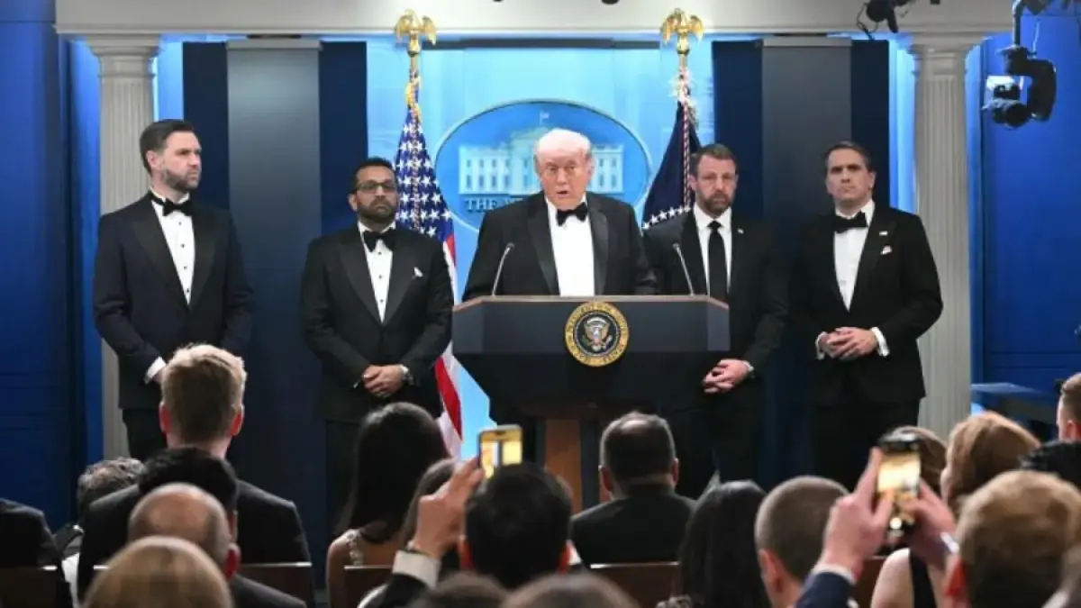 Donald Trump berbicara di Gedung Putih di Washington, DC, tak lama setelah insiden penembakan pada Makan Malam Koresponden Gedung Putih, Sabtu (25/4). (Deadline)
