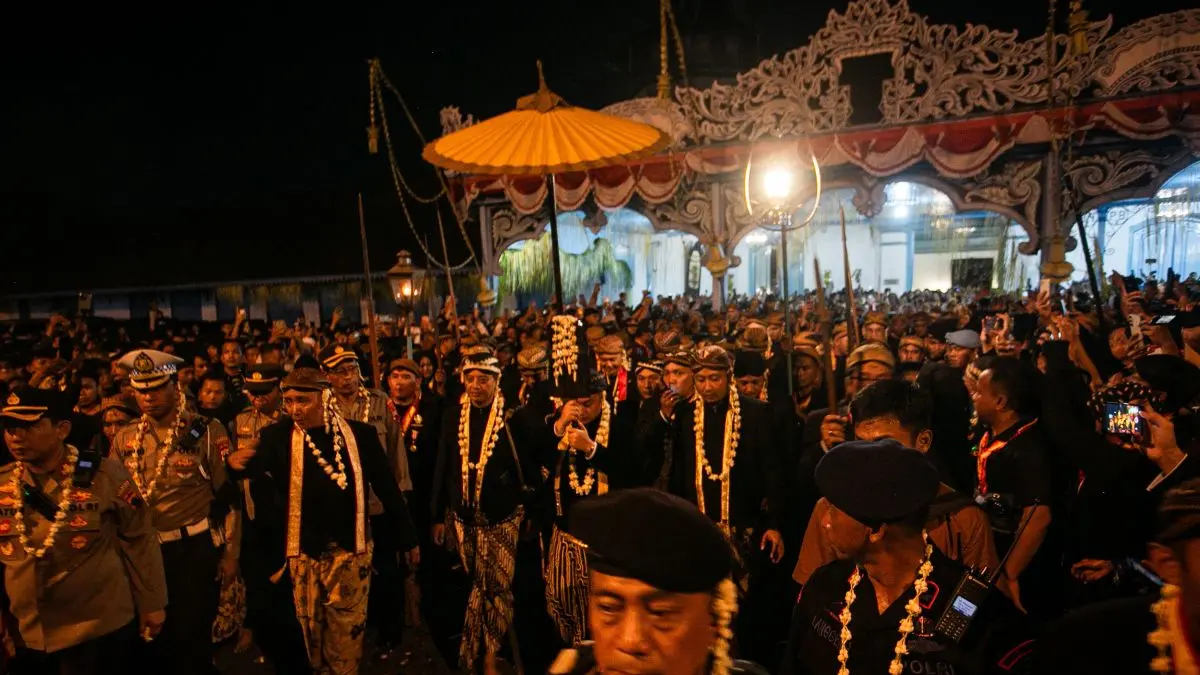 Kerabat Keraton bersama para abdi dalem mengarak pusaka dalam rangka Kirab Malam Satu Suro di Keraton Kasunanan Surakarta Hadiningrat, Solo, Jawa Tengah. (ANTARA News)