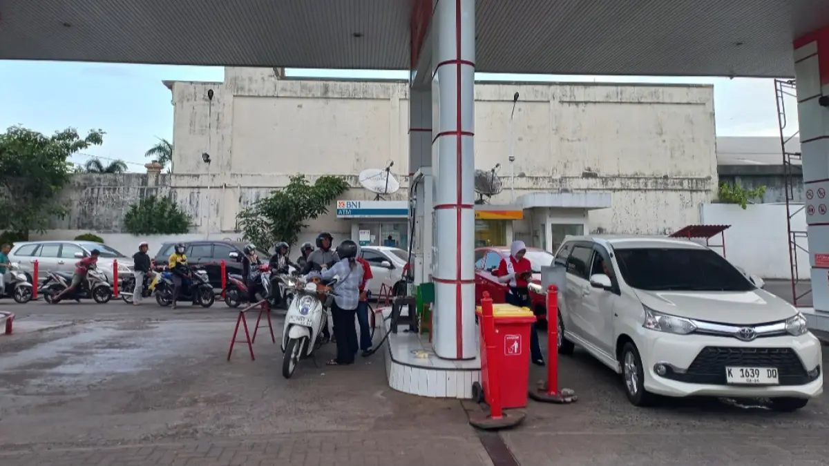 MENGULAR: Para warga lebih memilih antre membeli Pertalite ketimbang beli Pertamax di SPBU 44.594.31 Jepara. (FIKRI THOHARUDIN/RADAR KUDUS)