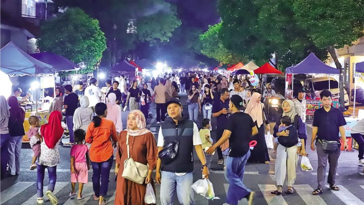 MERIAH: Warga memadati Jalan dr. Ramelan saat cara free night (CFN). (GALIH ERLAMBANG W/ RADAR KUDUS)