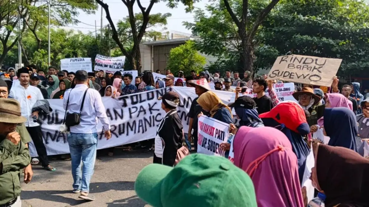 Ratusan massa pendukung Bupati Pati non aktif, Sudewo, gelar aksi dukungan didepan kantor Pengadilan Tipikor Semarang, Senin pagi (15/6/26). (Sulistiono)