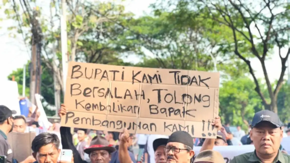 Ribuan warga Pati menggelar damai dari Aksi Pati Bangkit mendatangi Pengadilan Tipikor Semarang, Senin (15/6/2026). IDA FADILAH/JAWA POS RADAR SEMARANG