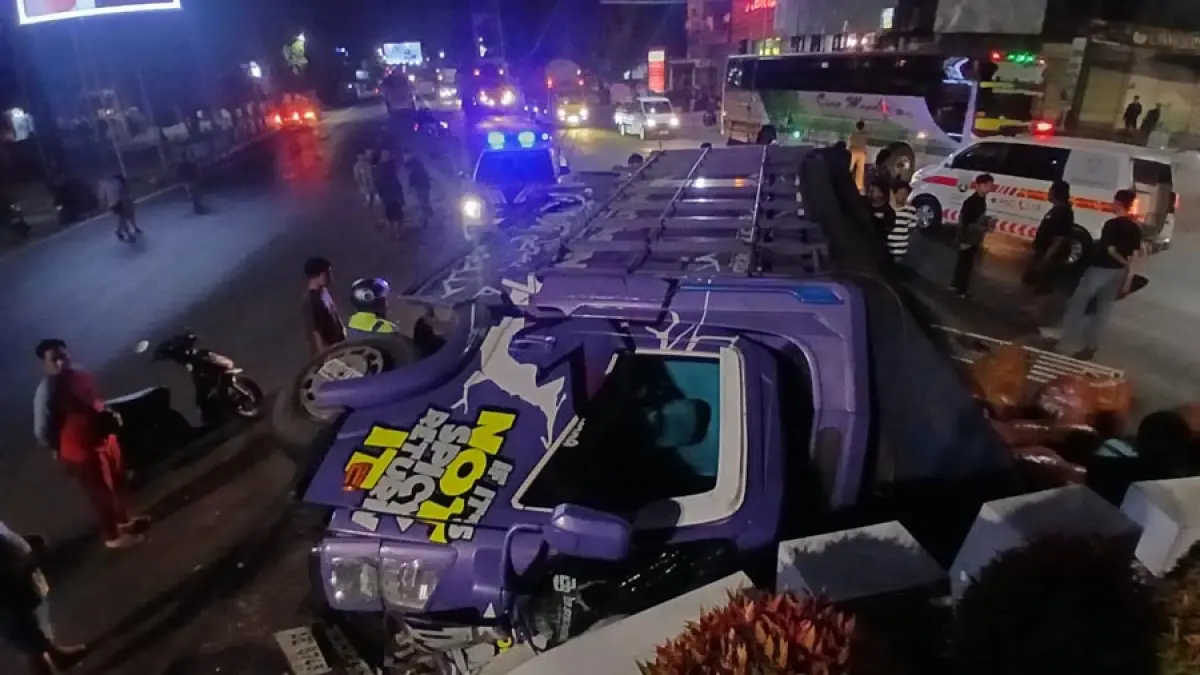 Sebuah truk terguling usai menabrak Tugu Adipura Rembang, pada Minggu (14/6) malam hari. (WISNU AJI/RADAR KUDUS)