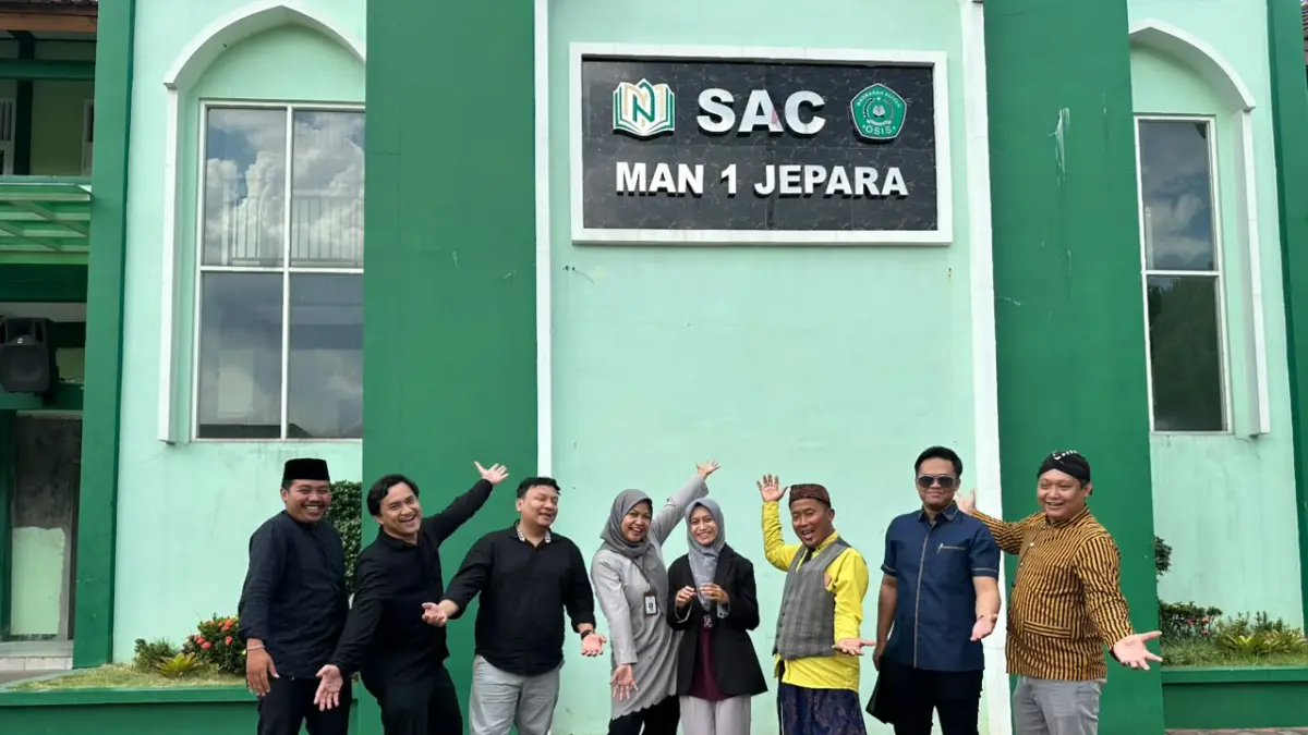 SINERGI: Para pengisi di acara Alasa foto bersama sebelum mengisi kelas masing-masing di MAN 1 Jepara.