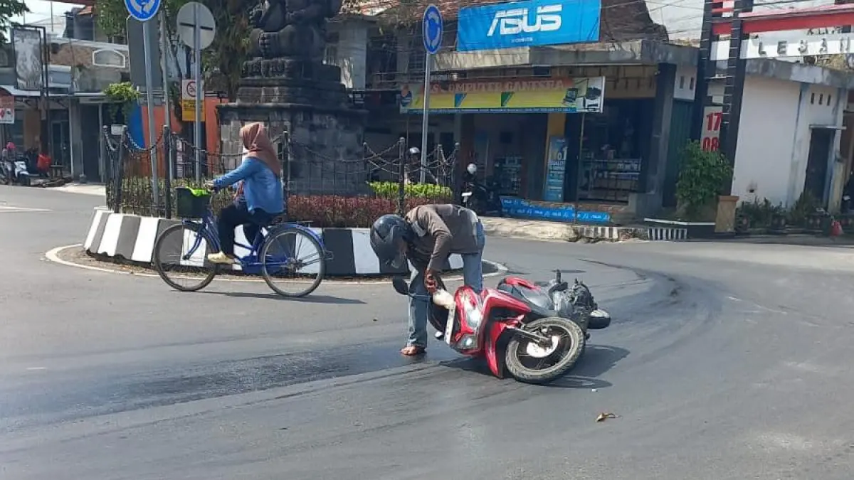 TERJATUH: Pengendara sepeda motor saat jatuh di tikungan Bundaran Ganesha Purwodadi.