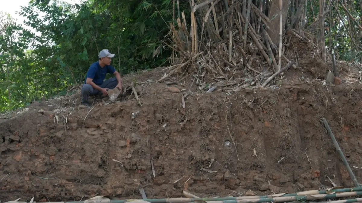TERPENDAM: Kondisi struktur bata kuno yang masih terkubur, diduga berkaitan dengan zaman Ratu Kalinyamat di Desa Kriyan, Kalinyamatan. (FIKRI THOHARUDIN/RADAR KUDUS)&nbsp;