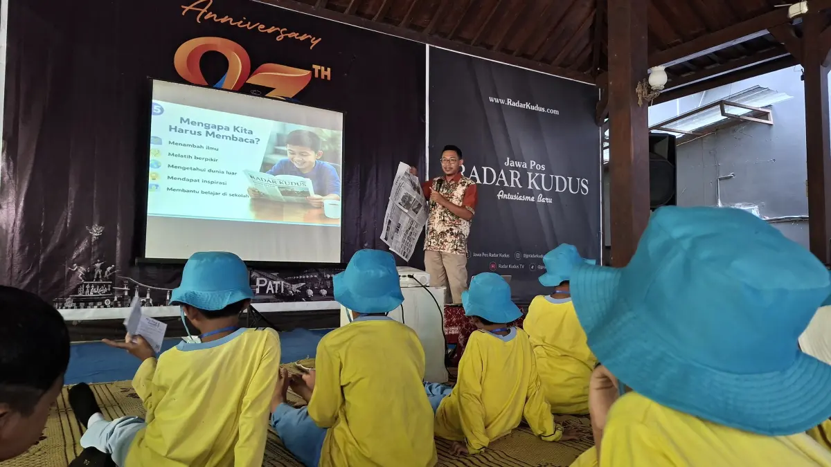 TUNJUKKAN: Pemimpin Redaksi Ulin Nuha yang menjadi pemateri jurnalistik koran menjelaskan apa yang terdapat pada koran di depan siswa di Kantor Radar Kudus, Senin (15/6). (ANDIKA TRISNA SAPUTRA/RADAR KUDUS)