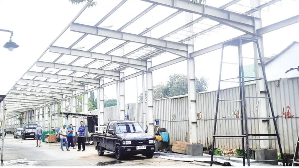 AKAN DIBONGKAR: Kanopi parkir yang ada di area Pasar Bitingan Kudus masih berdiri. Bakal dibongkar pihak Pemkab Kudus. (INDAH SUSANTI/RADAR KUDUS)