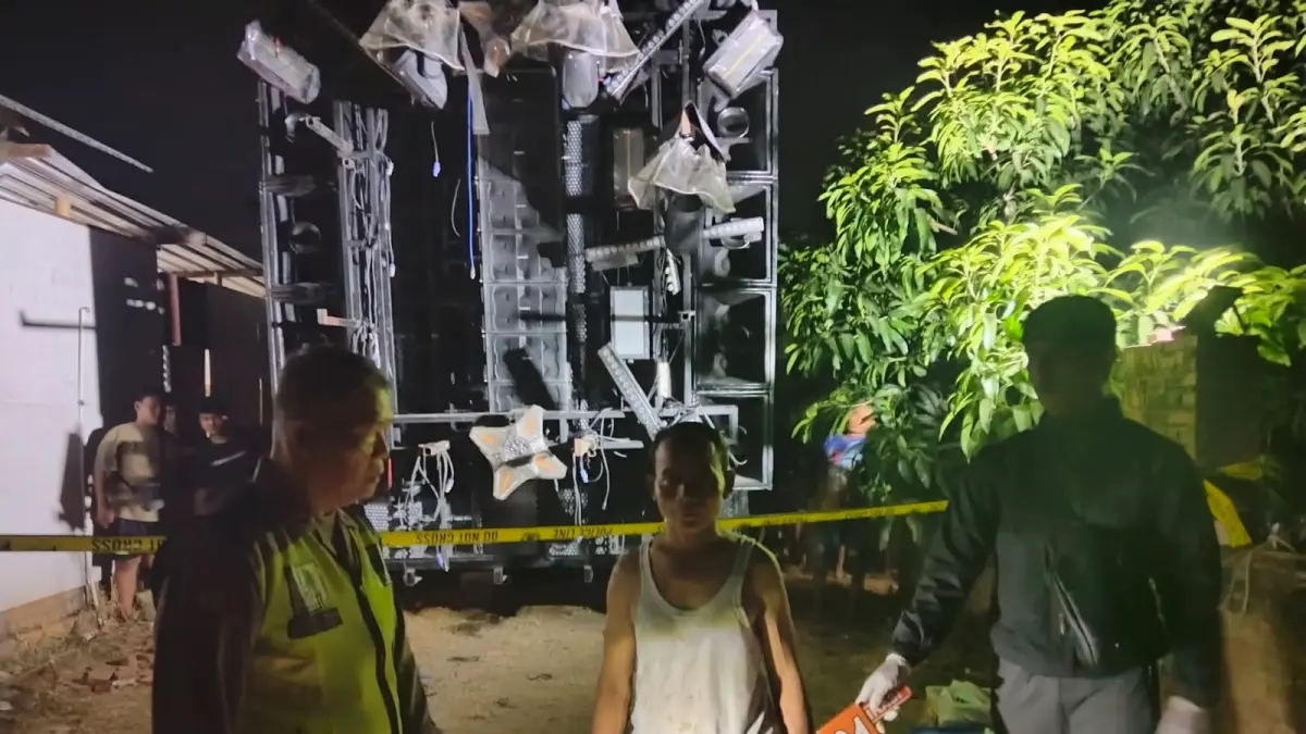 ANDRE FAIDHIL FALAH/RADAR KUDUS&nbsp;

DIAMANKAN: Polisi memasang police lane di bekas truk sound horeg terbakar tadi malam.