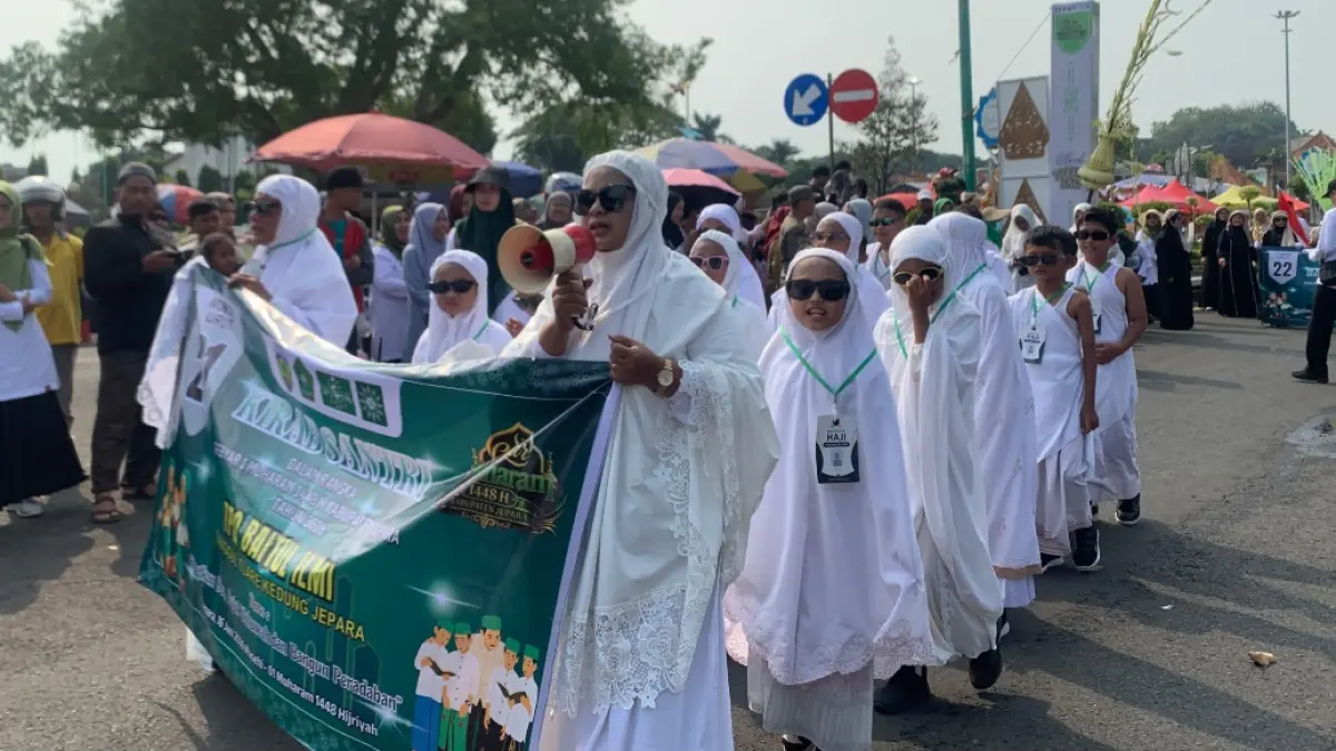 ANTUSIAS: Para santri tengah mengikuti kirab gebyar 1 Muharram 1448 Hijriah di Alun-alun Jepara I pada Selasa (16/6). (FIKRI THOHARUDIN/RADAR KUDUS)