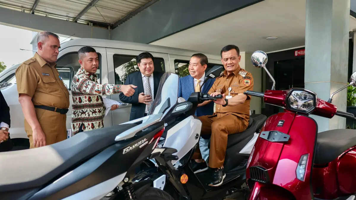 CEK LANGSUNG: Gubernur Jawa Tengah, Ahmad Luthfi mencoba mengendarai motor listrik disaksikan Wakil Gubernur Taj Yasin Maimoen, dan Bupati Kendal Dyah Kartika Permatasari.