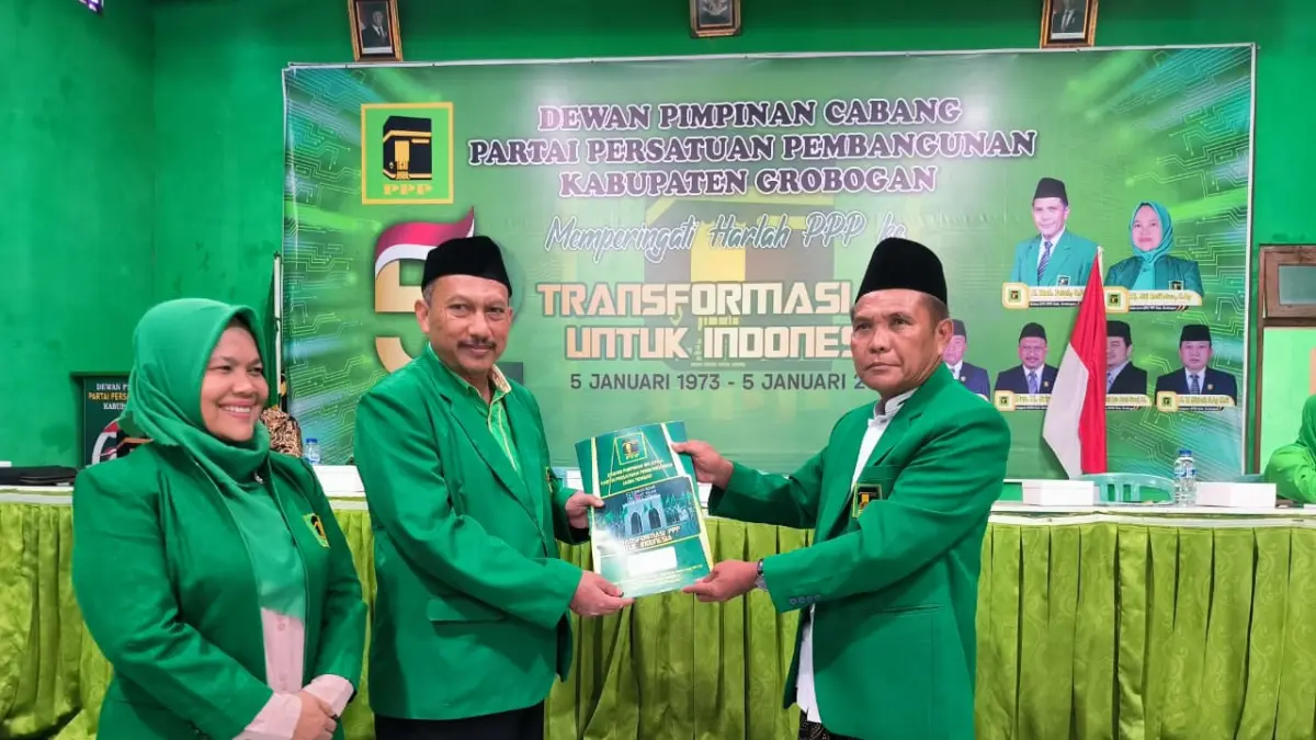 ESTAFET – Sriyanto Ketua DPC PPP Grobogan terpiliha periode 2026-2031 menerima SK kepengurusan dari Moch Fatah Ketua DPC PPP sebelumnya di kantor DPC PPP setempat, Selasa (16/6/2026). 