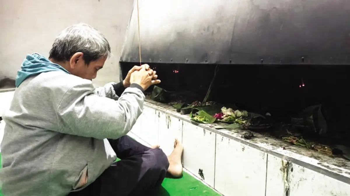 KHUSUK: Yasin menjalani ritual dan berdoa di petilasan Eyang Buyut Sakri, Desa Rahtawu, Gebog, Kudus, kemarin sore. (GALIH ERLAMBANG W/RADAR KUDUS)