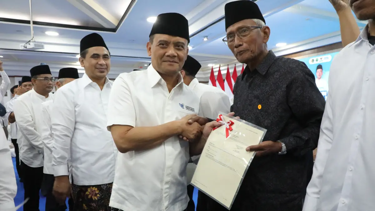 Penyerahan secara simbolis 243 sertifikat tanah wakaf, pada Peringatan Tahun Baru Islam 1 Muharam 1448 Hijriah, Grhadika Bhakti Praja, Semarang (JATENGPROV)