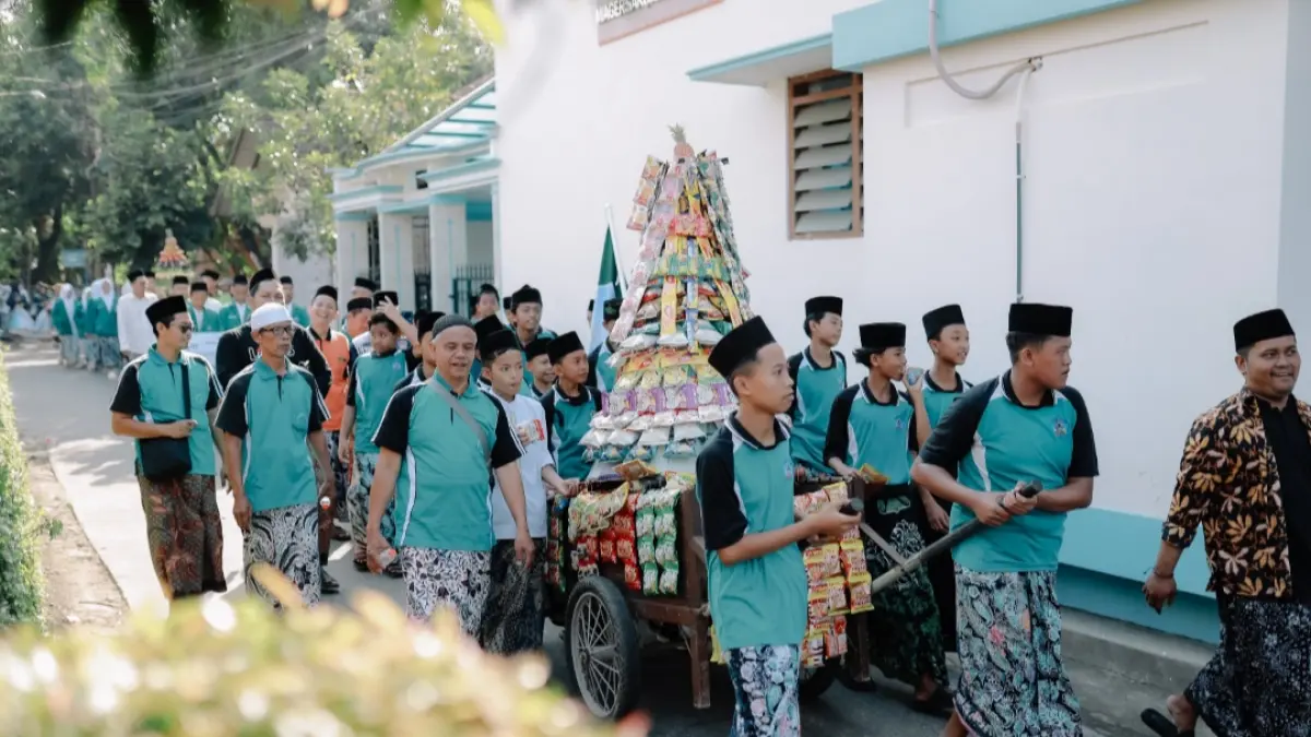 Peserta Kirab dari Madrasah Hasyim Asy