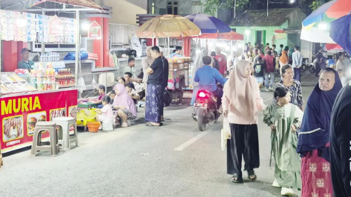RAMAI: Para pedagang tiban berjualan di sepanjang jalan sekitar Balai Desa Desa Rahtawu, Gebog, Kudus, tadi malam. (HIZKIA VISTA REVANADITYA UNTUK RADAR KUDUS)