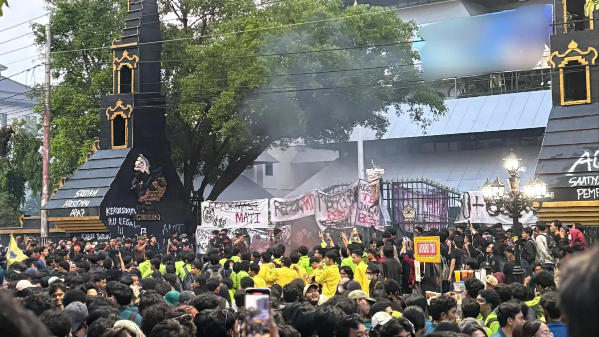 Ribuan mahasiswa demo di depan kantor Gubernur Jateng (Foto: Anita Fitriani/Jawa Pos Radar Kudus) 