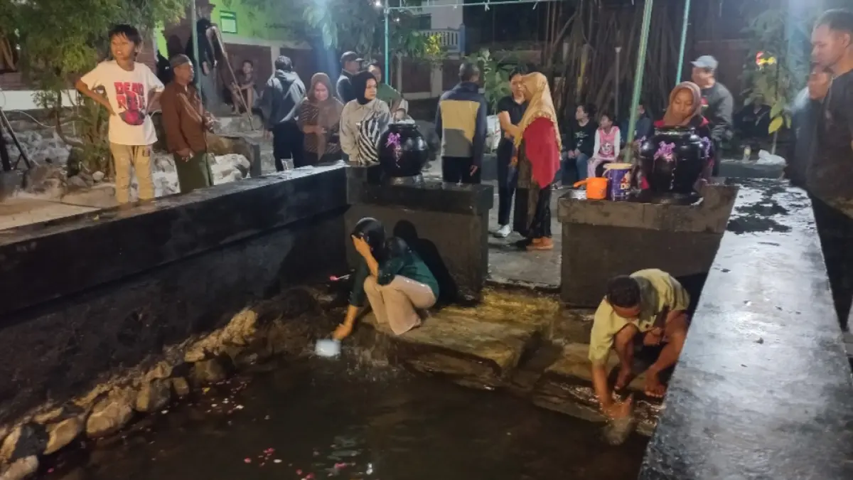 SEGAR ALAMI: Para pengunjung tengah membasuh muka hingga mandi dengan air dari Sendang Bidadari Desa Daren menjelang satu Suro, pada Senin-Minggu (15-16/6). (FIKRI THOHARUDIN/RADAR KUDUS)