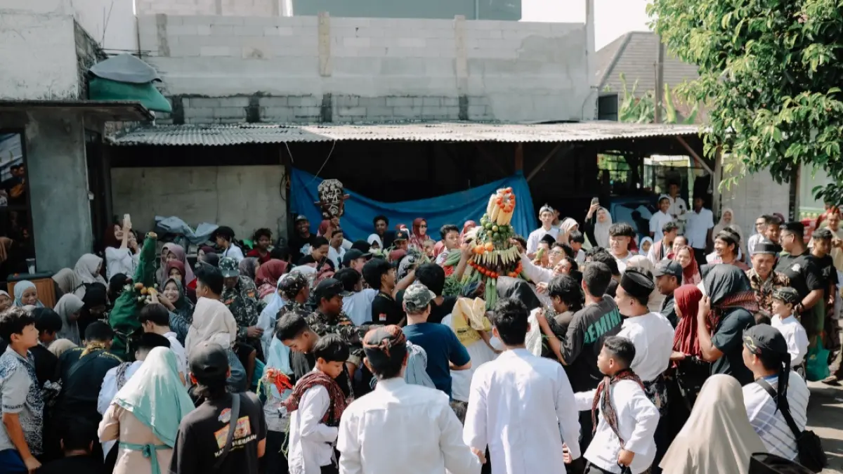 suasana peserta berebut gunungan setelah kirab