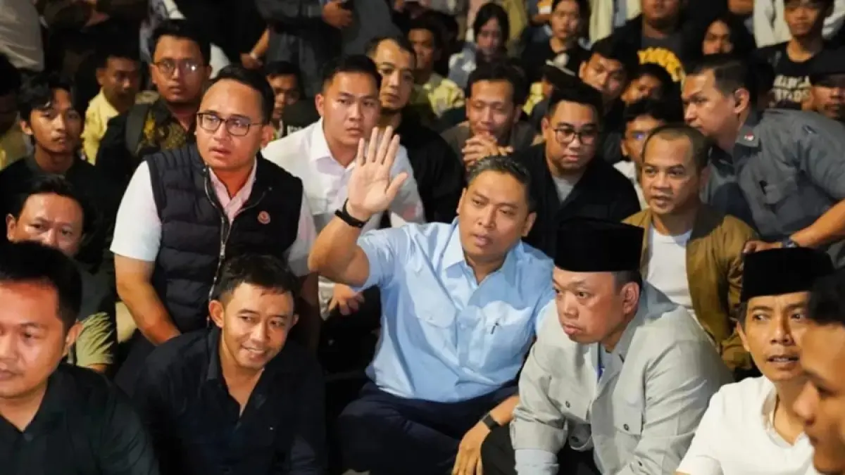 Wakil Menteri Pertanian Sudaryono dan Menteri ATR/BPN Nusron Wahid bersama mahasiswa di UGM, Yogyakarta, Senin (15/6) malam. (Istimewa)