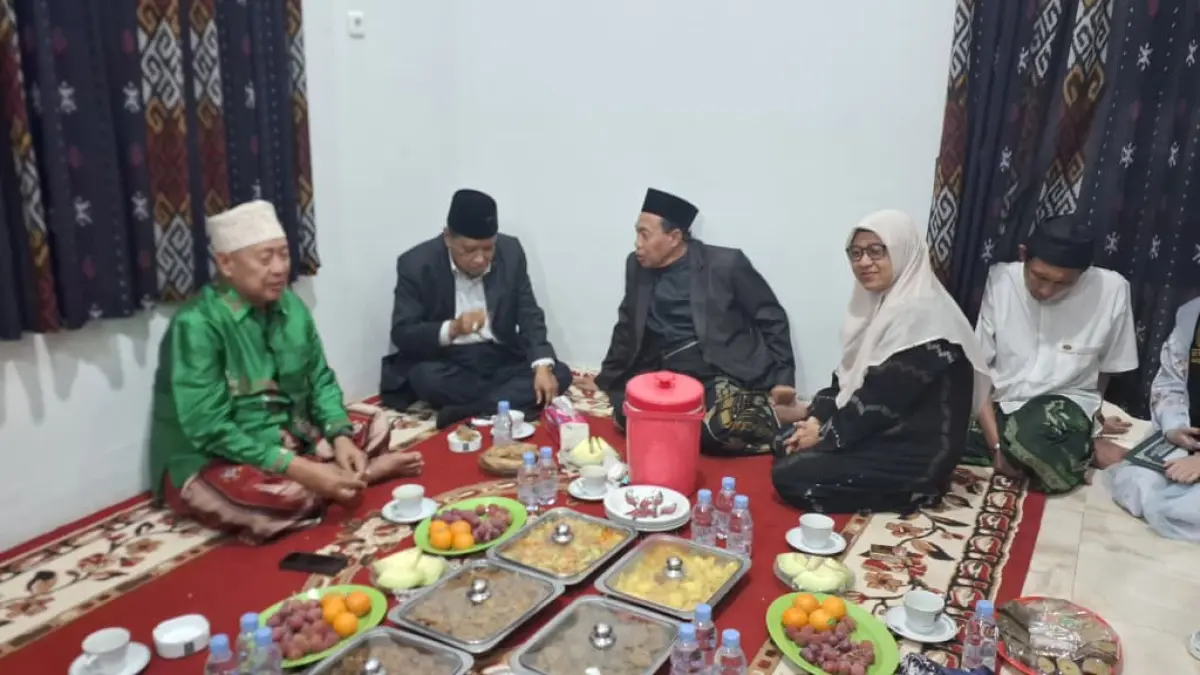 ANTUSIAS: Nikmatul Hanik tengah meminta restu Kiai Said Aqil, ketika mengisi haflah akhirussanah di Yayasan Al Hadziqiyah yang diasuh Kiai Hayatun Nufus selaki Rois Syuriah NU Jepara.&nbsp;