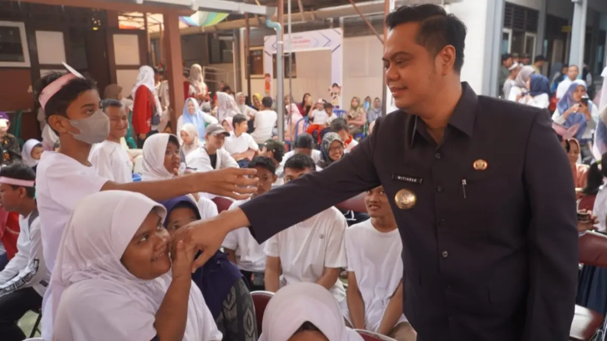 ANTUSIAS: Para siswa tengah menyalami Bupati Jepara Witiarso Utomo dalam kunjungannya belum lama ini.