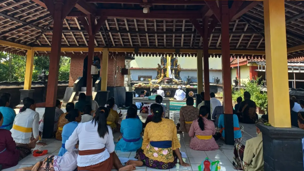ANTUSIAS: Umat Hindu melakukan persembahyangan dalam perayaan Hari Raya Galungan, Rabu (17/6).