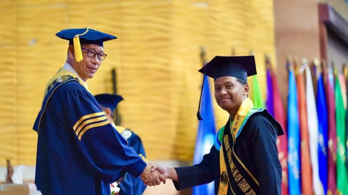 Gigih Atnam Kalista, lulusan Program Studi Pendidikan Guru Sekolah Dasar (PGSD), UNNES, berhasil menyelesaikan studi sarjananya dalam waktu 3 tahun 5 bulan dengan Indeks Prestasi Kumulatif (IPK) sempurna 4,00. (Laman UNNES)